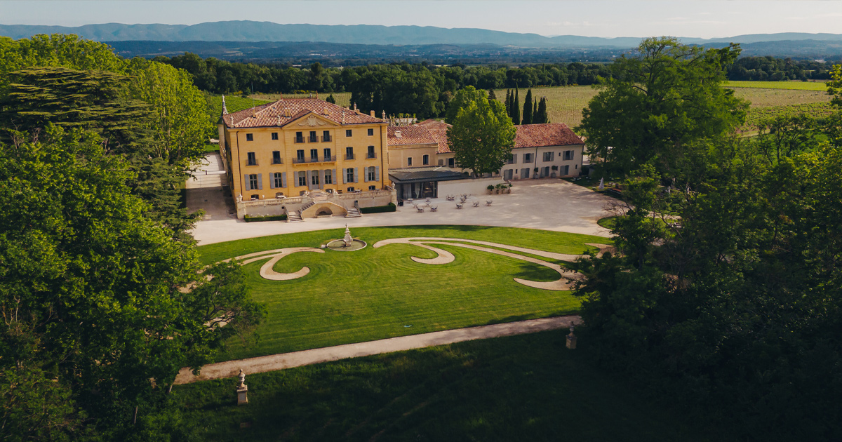 Château de Fonscolombe surrounded by manicured gardens